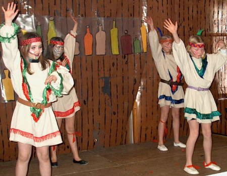 Tanzende Indianerinnen in Hnnepel