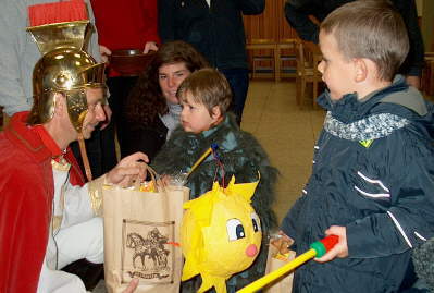 St. Martin überreichte den Kleinkindern die große Tüte persönlich.